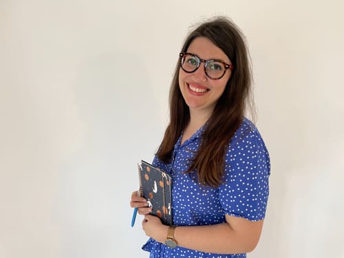Aurélie Picard, consultante en évolution professionnelle, souriante, un carnet à la main